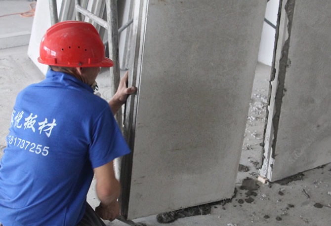 施工人員正在安裝輕質隔墻板