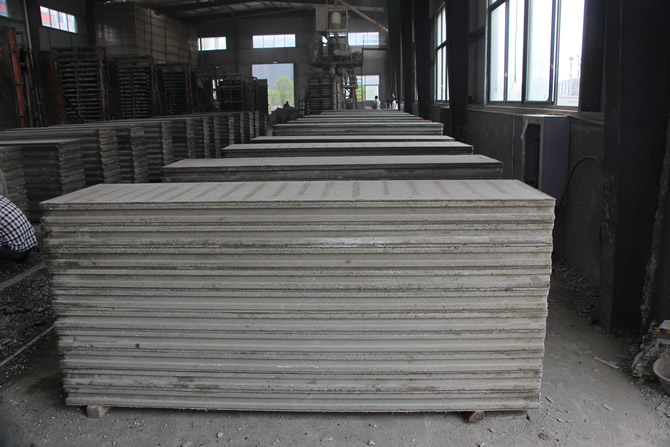 生產車間中剛剛拆板的輕質墻板，等待運往養護去進行養護