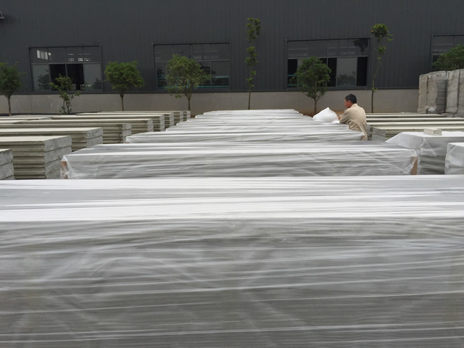 正在打包包裝的輕質墻板，工人正在使用包裝材料包裝輕質墻板