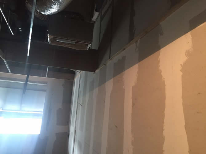 使用新型輕質隔墻板裝修KTV房間，新型EPS輕質隔墻板具有防火、隔音、保溫等優秀性能，特別適合酒店KTV的裝修隔斷