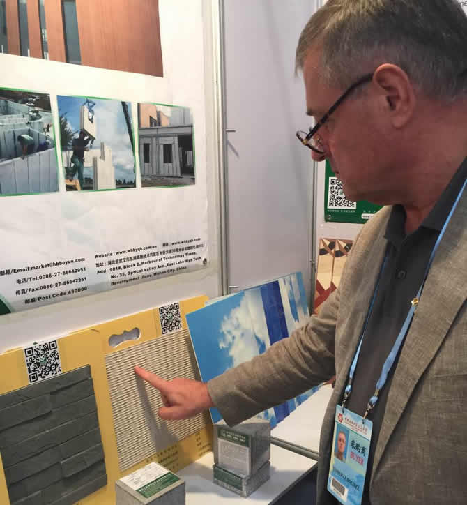 眾多來往客商紛紛前往博悅佳展會前咨詢了解軟瓷和新型輕質隔墻板產品