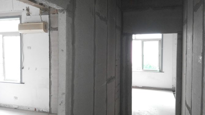 使用輕質(zhì)墻板施工的情況，輕質(zhì)墻板可以快速拼裝式施工速度快了很多