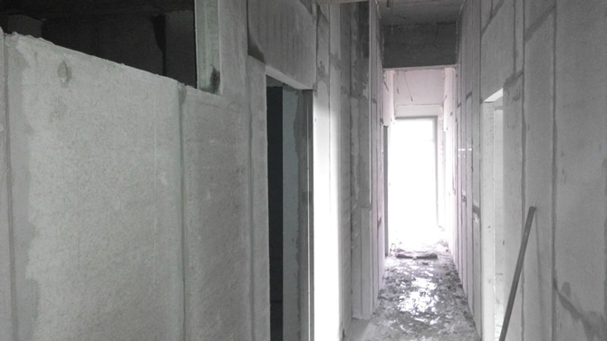 使用輕質(zhì)墻板施工的裝修的房間內(nèi)部圖片，較傳統(tǒng)材料節(jié)省了大量墻體占用空間