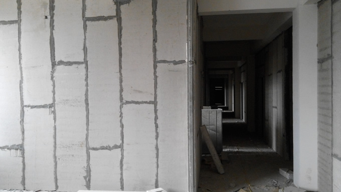 使用輕質(zhì)復(fù)合墻板做隔斷墻的優(yōu)點(diǎn)