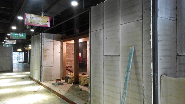 輕質隔墻板運抵施工現場，輕質隔墻板高效率施工時其他墻板無法比擬的